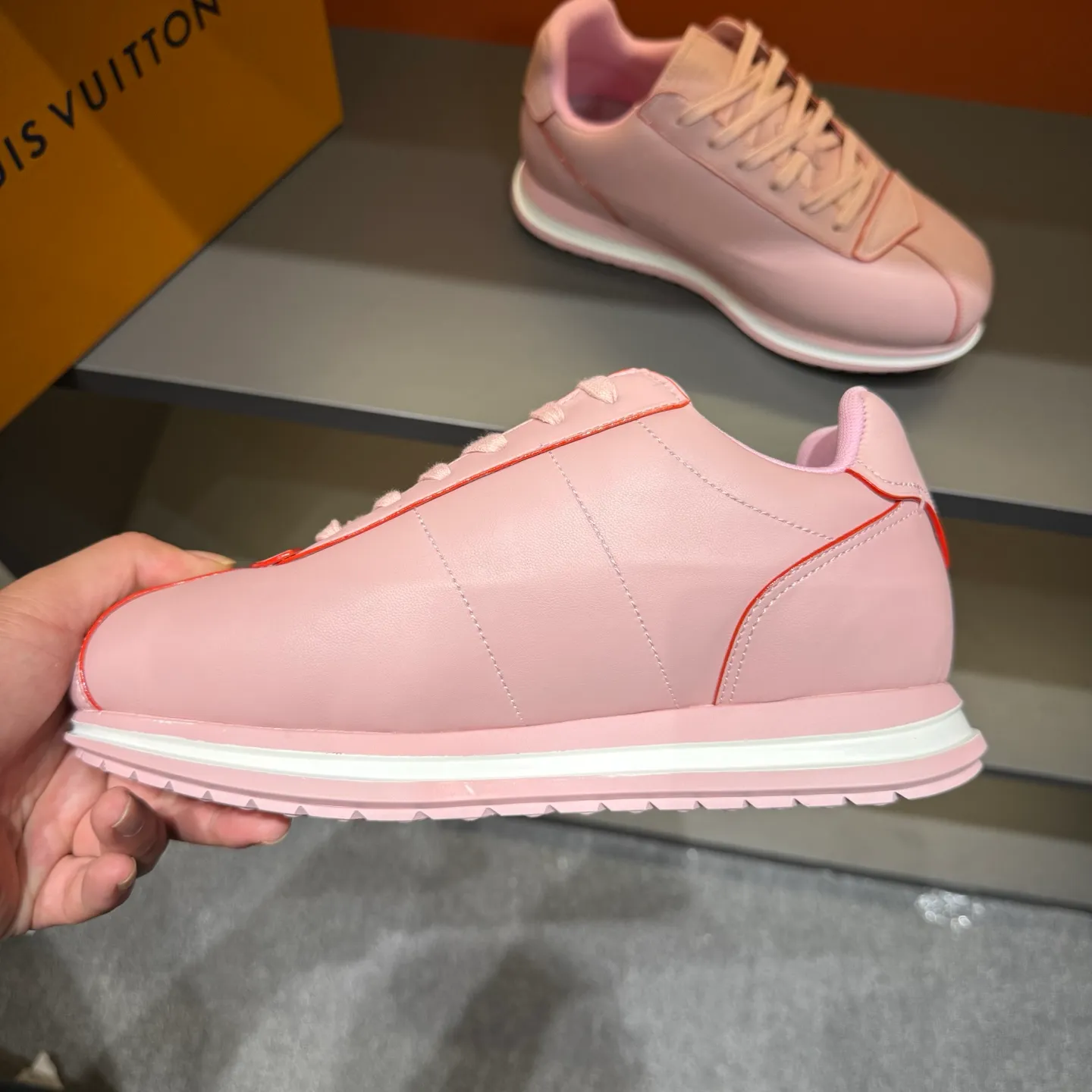 P540 Size 38-45 LV 🫏The colorful interpretation of BUTTERSOFT sneakers combines sheepskin, The colorful interpretation of LV BUTTERSOFT sneakers combines sheepskin and calfskin, bringing a super soft feel. Designed by Pharrell Williams, this '60s-inspired shoe features a padded upper that's been crafted by Louis Vuitton craftsmen to further enhance the comfort of the leather. In addition to the LV initials, it features multiple signatures, including natural leather trim and an embossed pattern of Pharrell Williams and lobster on the side, referencing the Fall/Winter 2025 men’s show. A must-have artifact for fashionistas✅
